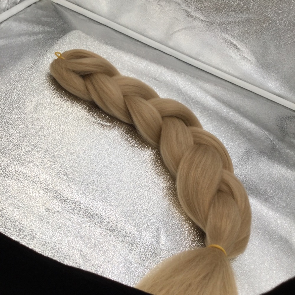 Synthetic braid blond 22” Final cut